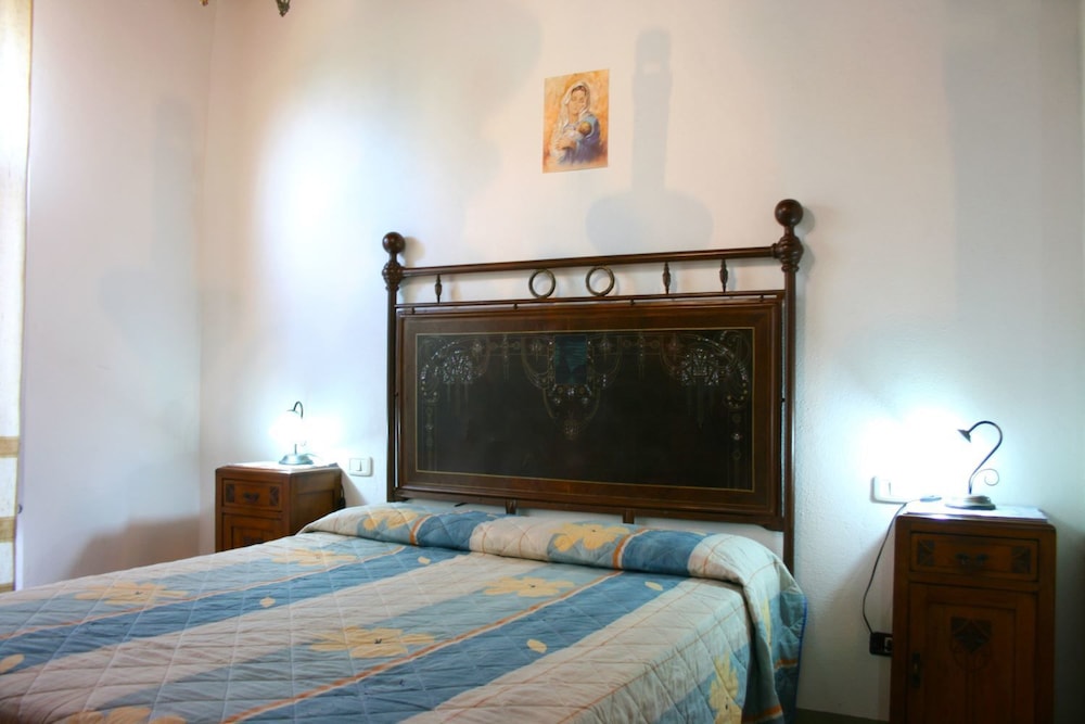 Stunning private villa with private pool, WIFI, TV, pets allowed and parking, close to Montepulc