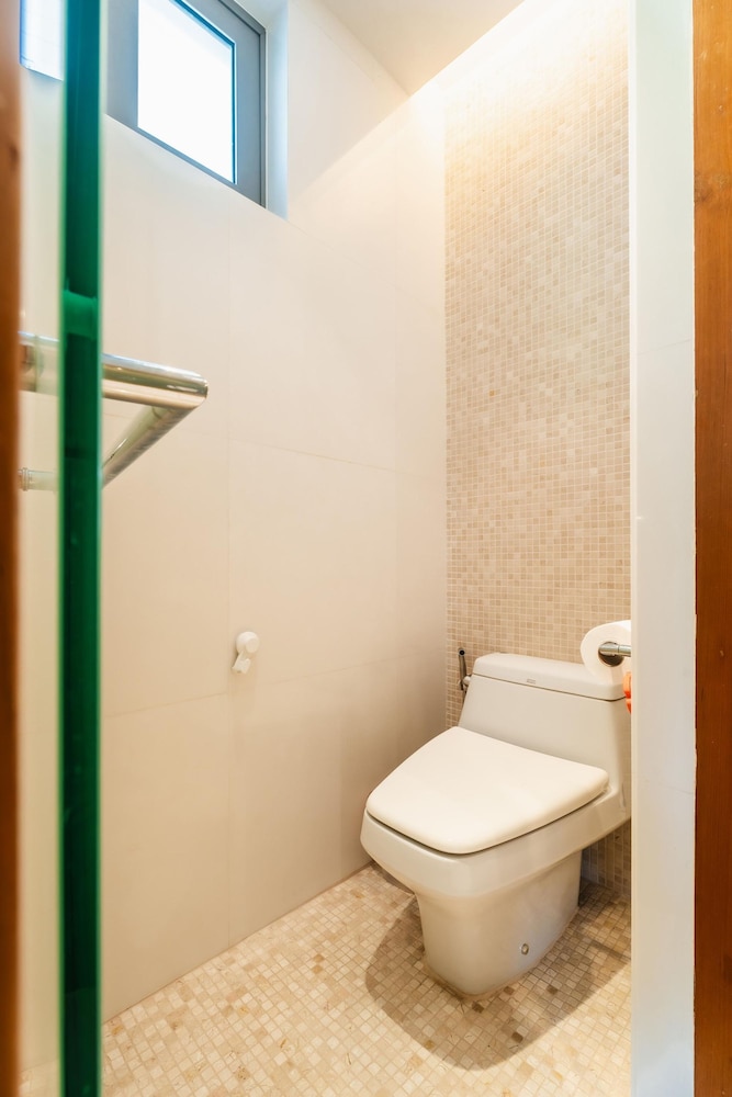 Pearl Of Naithon 3 Bedroom Beachfront Condo