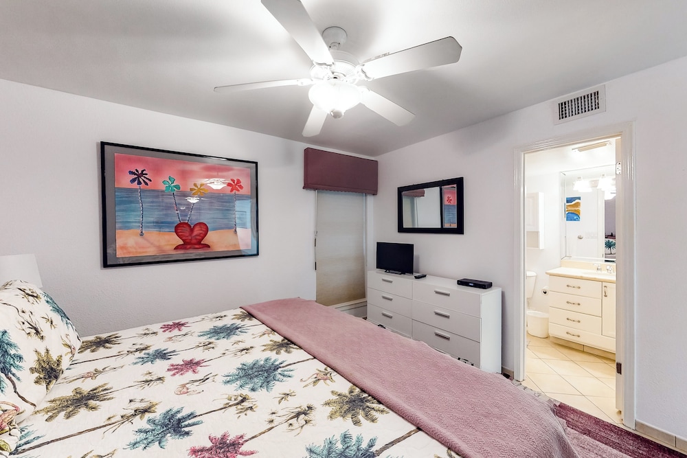 Corner 3BR w/ Gulf Views, Pools, Hot Tub, Sauna