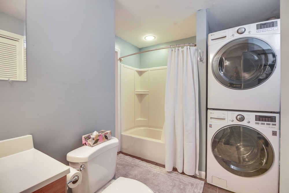 1 Mi to Sugarbush Resort: Dog-friendly Home!
