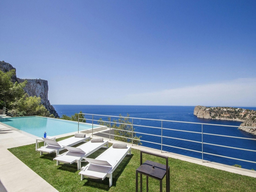 Villa in Tranquil Hillside Location