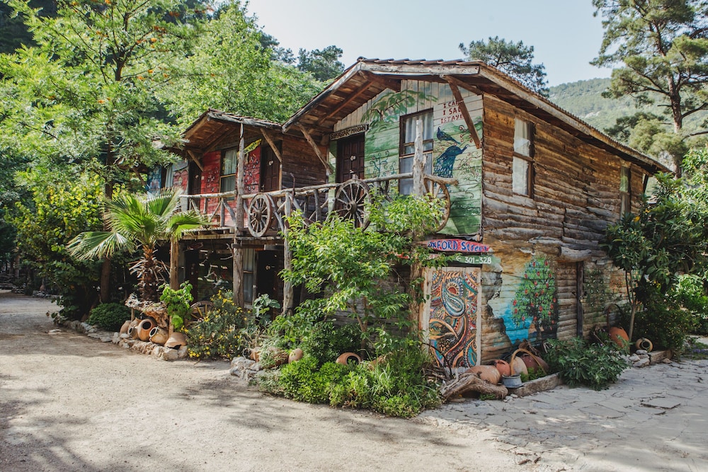 Kadir's Tree Houses