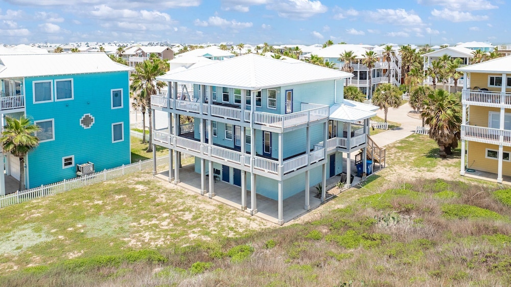 Beach Front Baby Ocean Views, Golf Cart & Pet Friendly!