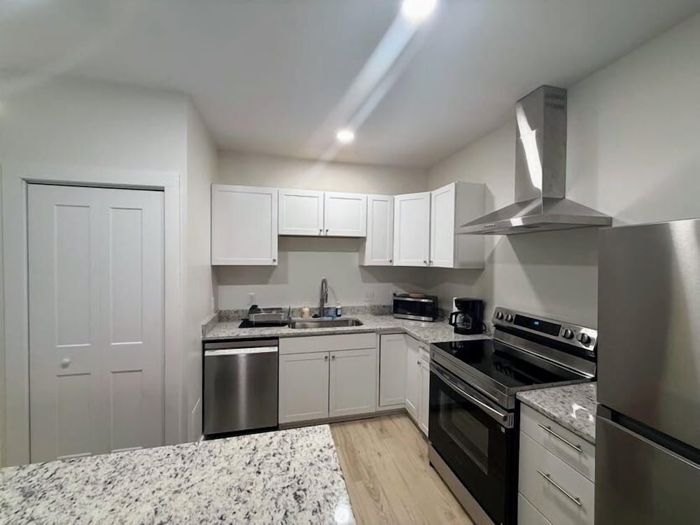 Newly Renovated 2 Bedroom - A Seasoned Superhost