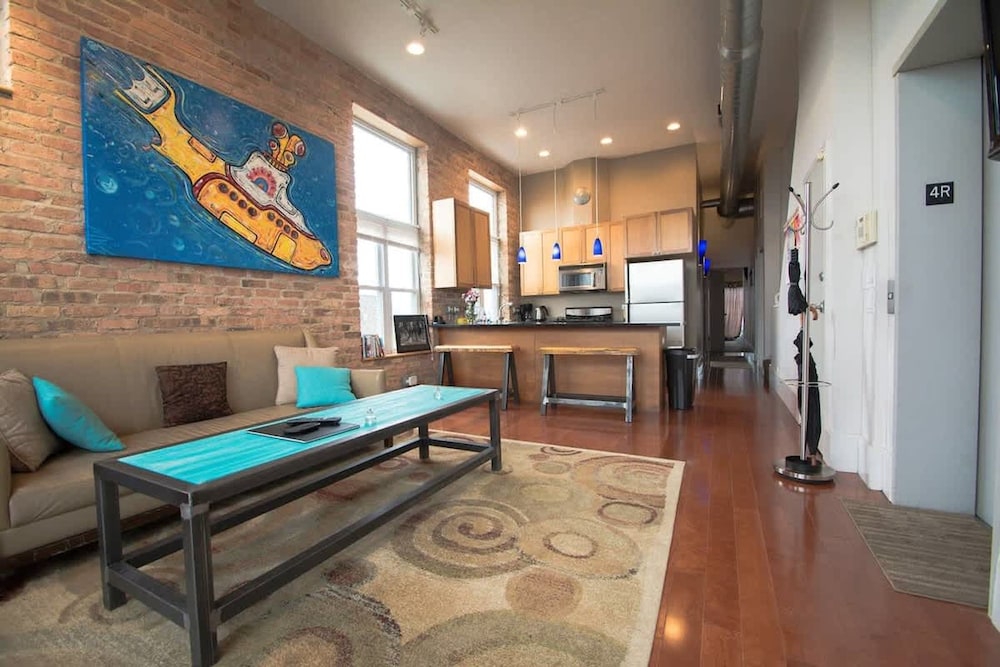 Amazing Wicker Park Penthouse With Skyline Views