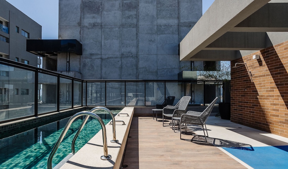 Modern Apartment w/ Pool Close to Shopping Bia035