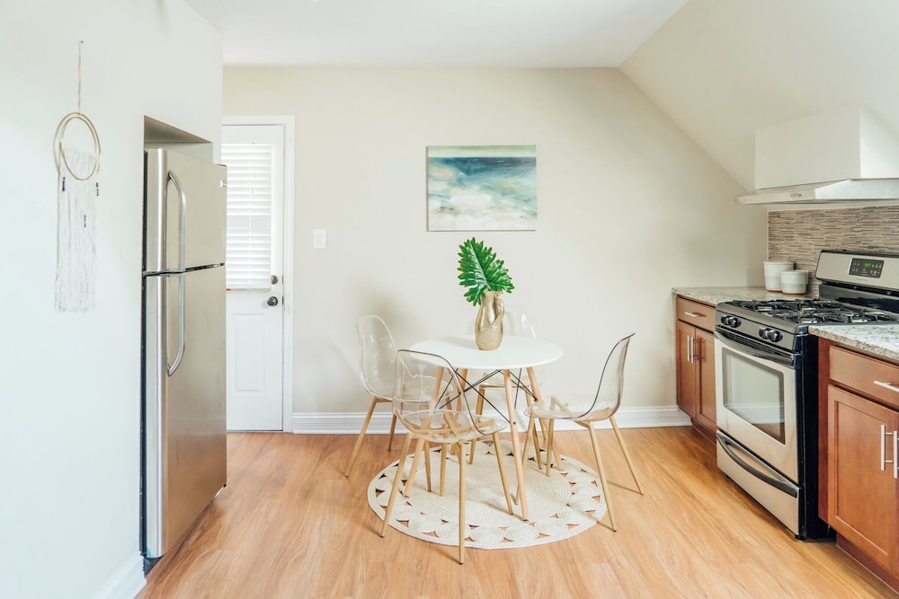 Homey 2BR - Central Charming