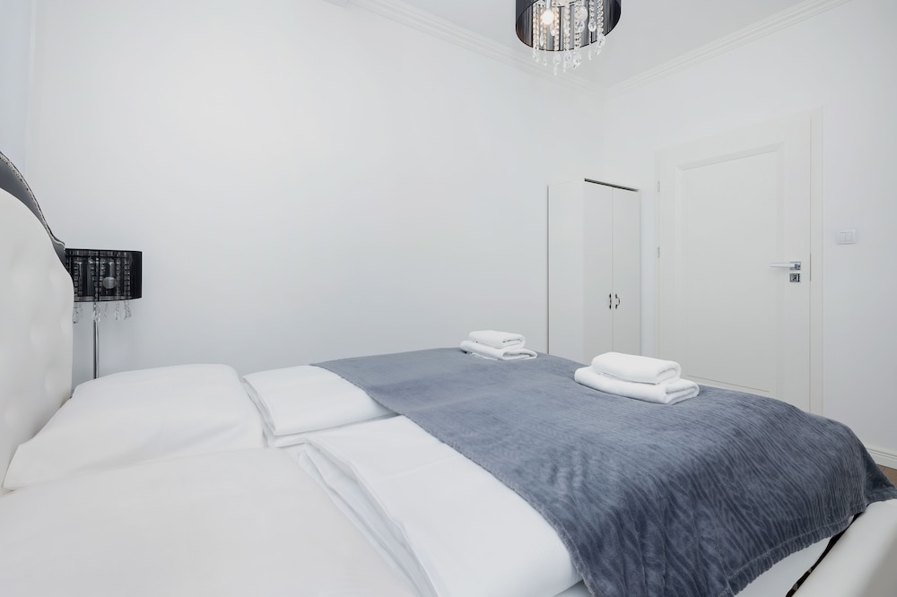 Supreme Apartment Mazowiecka by Renters view 4