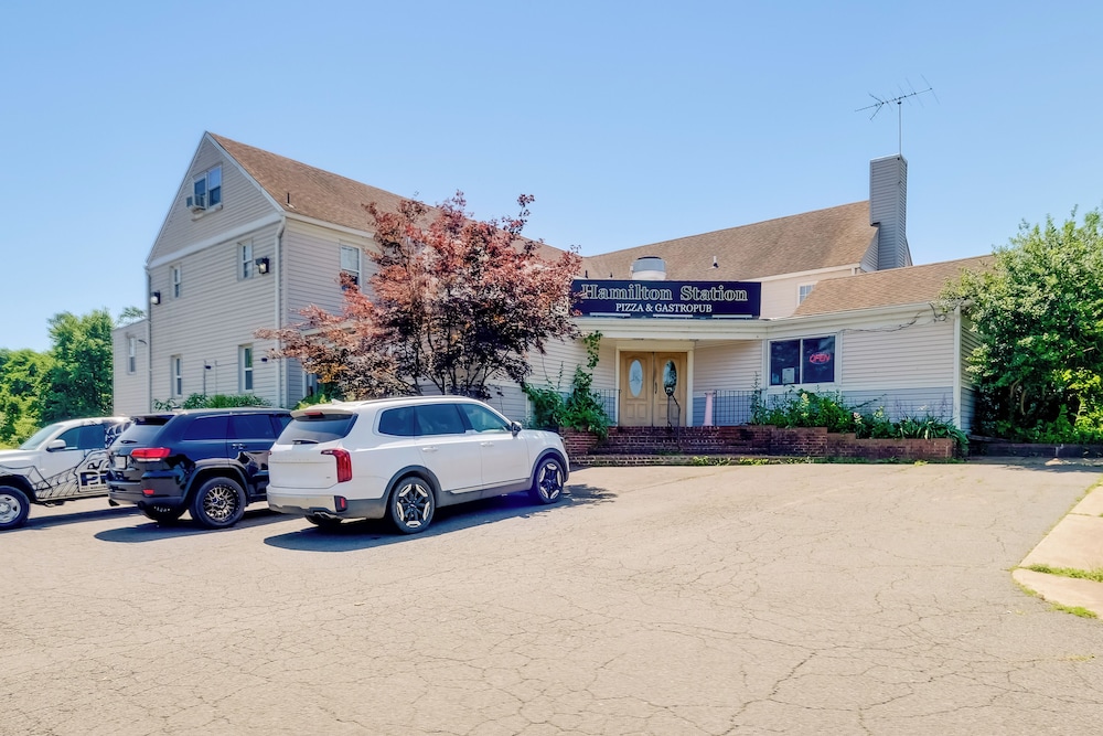 Near Shops, Eats & Trails: Loudon County Apt!