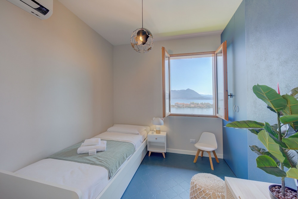 Pandora Lake View Stresa view 4