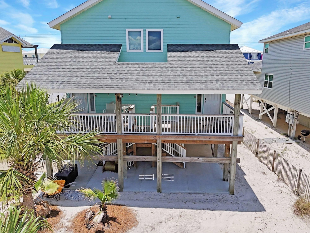 Duplex Beach Home for 6 With Balcony & Resort-style Amenities