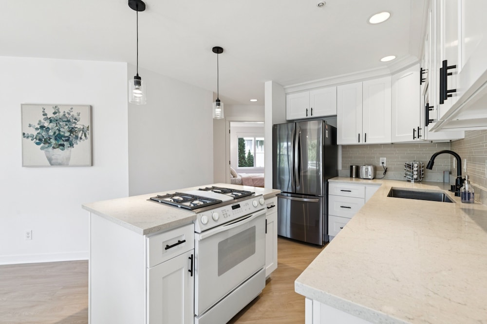 Walkable Seattle Gem Close To Everything 2 Bedroom Condo