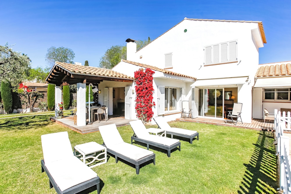 Just 10 Minutes From Sitges, House With Private Garden and Pool-