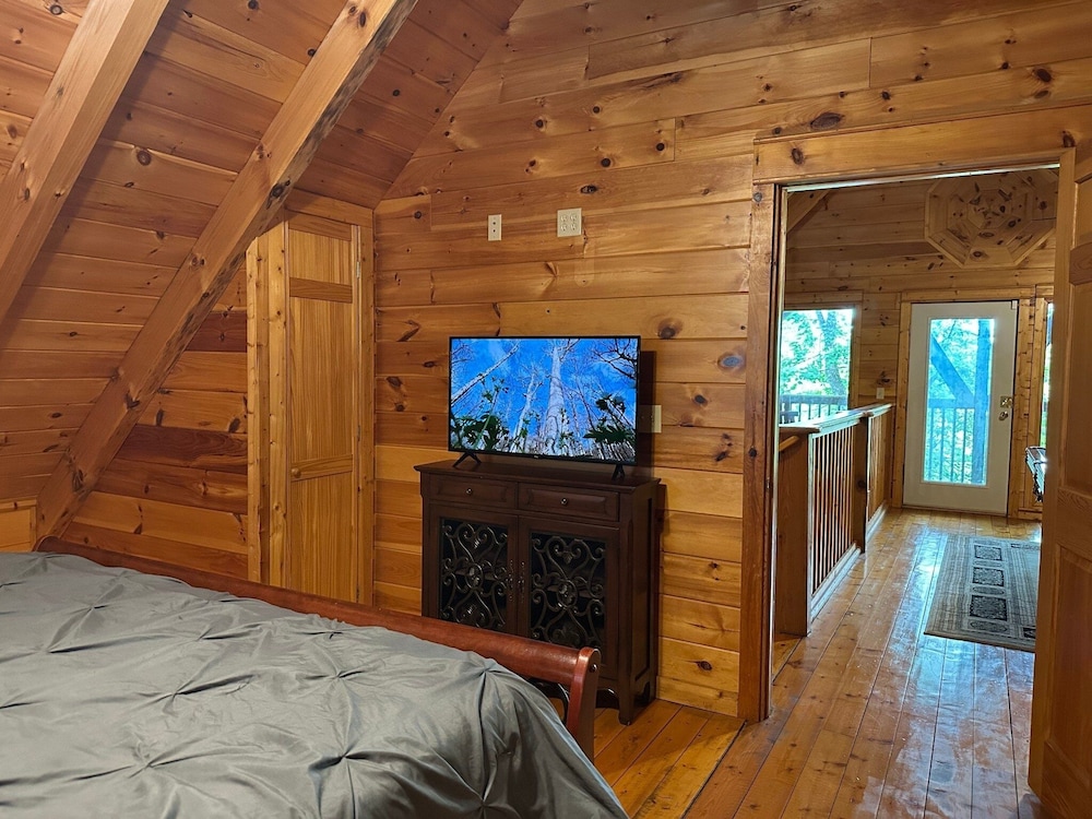 Chillin N Grillin 2 Bedroom Cabin