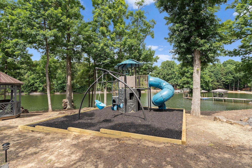 Paradise Pointe by Avantstay Lakefront Views Playset