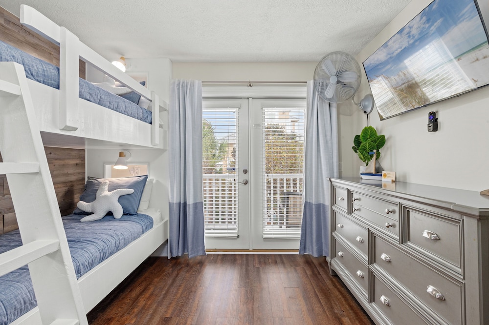 Escape to Sand Dollar Holler: Coastal Retreat, 3 Beds, 2.5 Baths, Sleeps 10!