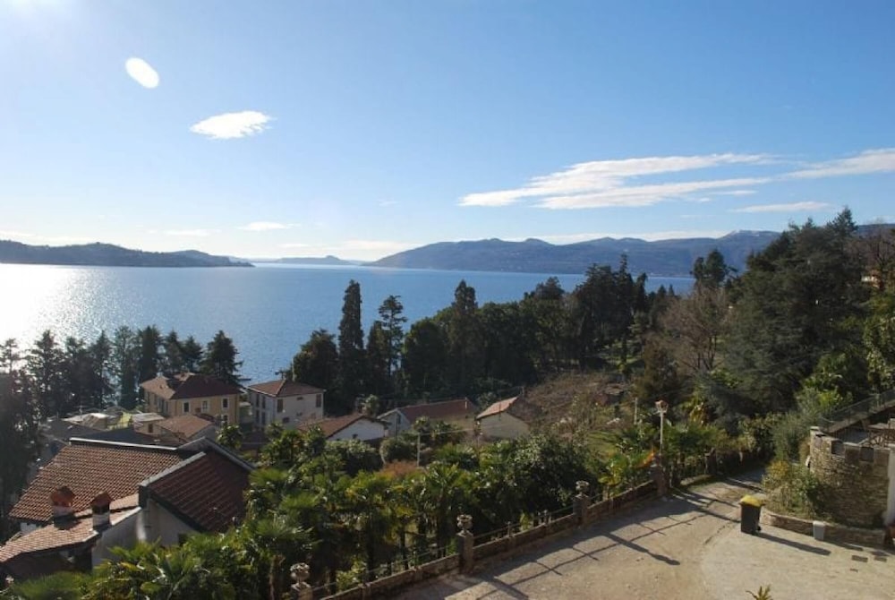 Azalea Apartment With Terrace and Lake View view 3