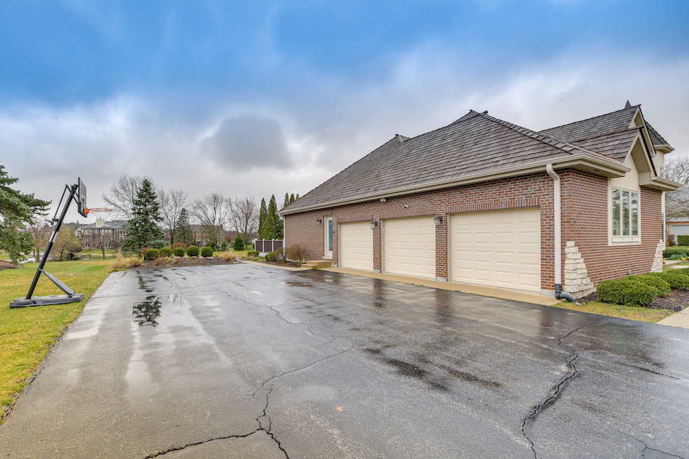 Spacious Inverness Home ~ 36 Mi to Chicago!