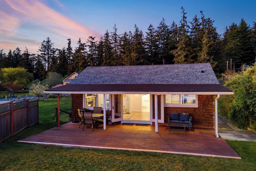 Cozy Whidbey Island Stay Steps on the Beach Fireplace, Bbq, Near Trails