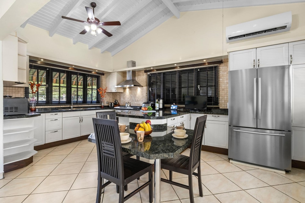 Luxurious Haven in the Heart of the Island Pool
