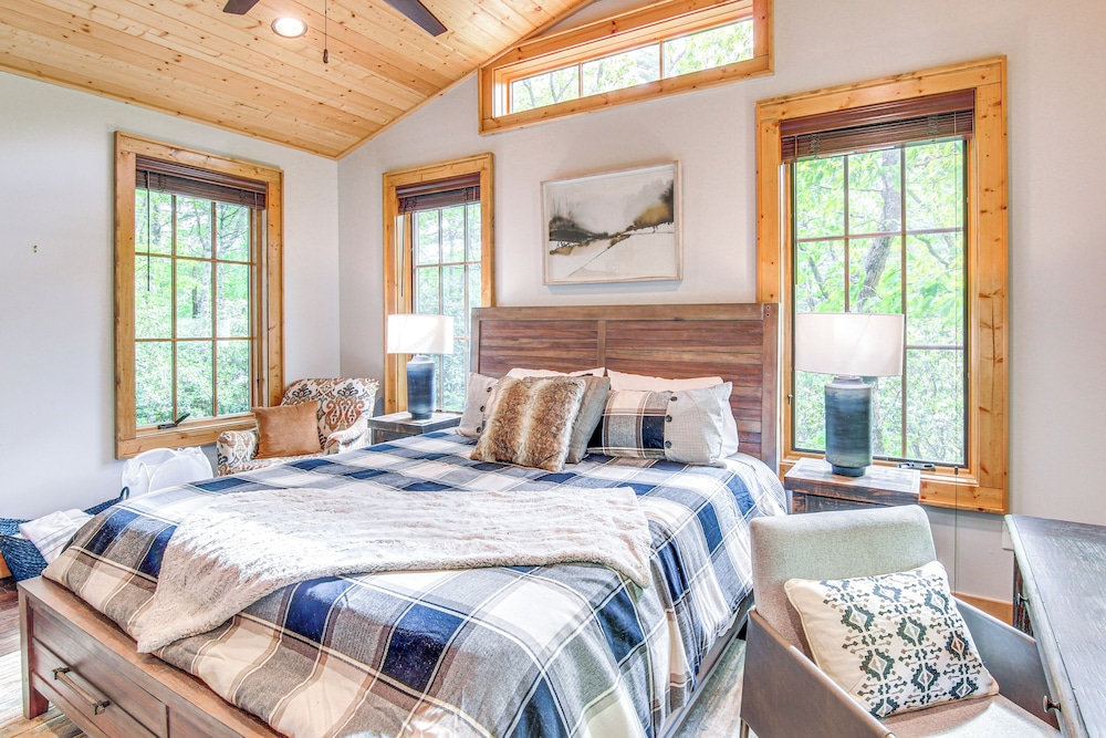 Chinquapin Escape: Resort Perks, By Lake Glenville