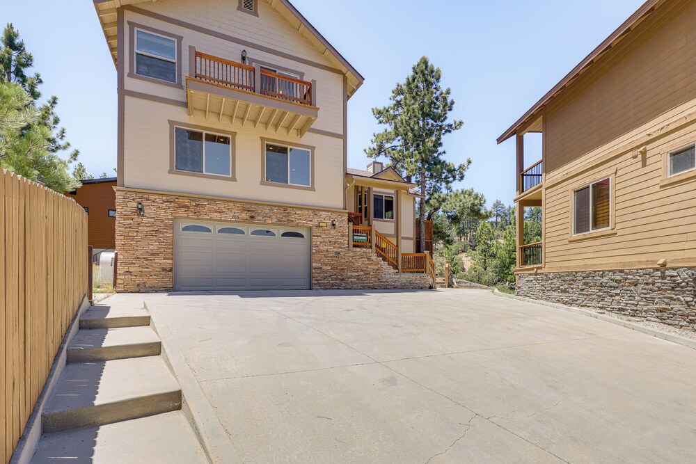Walkable Big Bear Lake Home w/ Private Hot Tub!