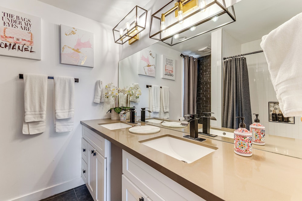 Luxe Family Gem in Montgomery: 'the Lake House!'