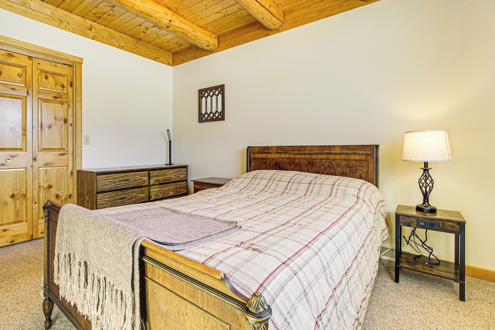 Log Home w/ Deck & Sunset Views: 19 Mi to Oconto!