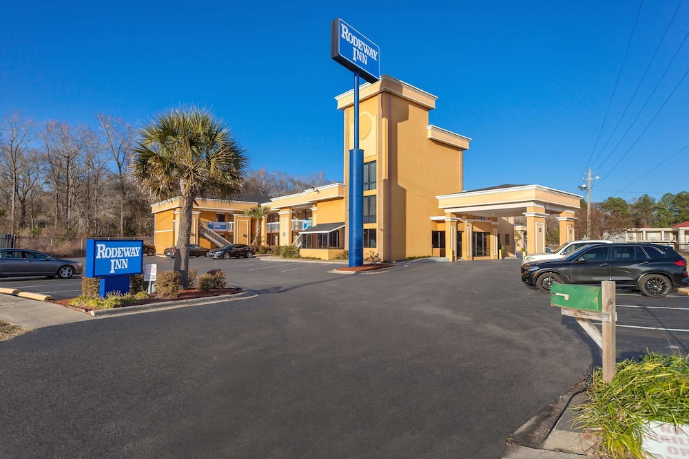 Lumberton Vacations - Rodeway Inn - Property Image 18