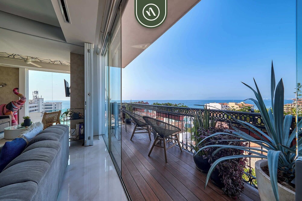 Luxury Corner Unit With Breataking Ocean Views