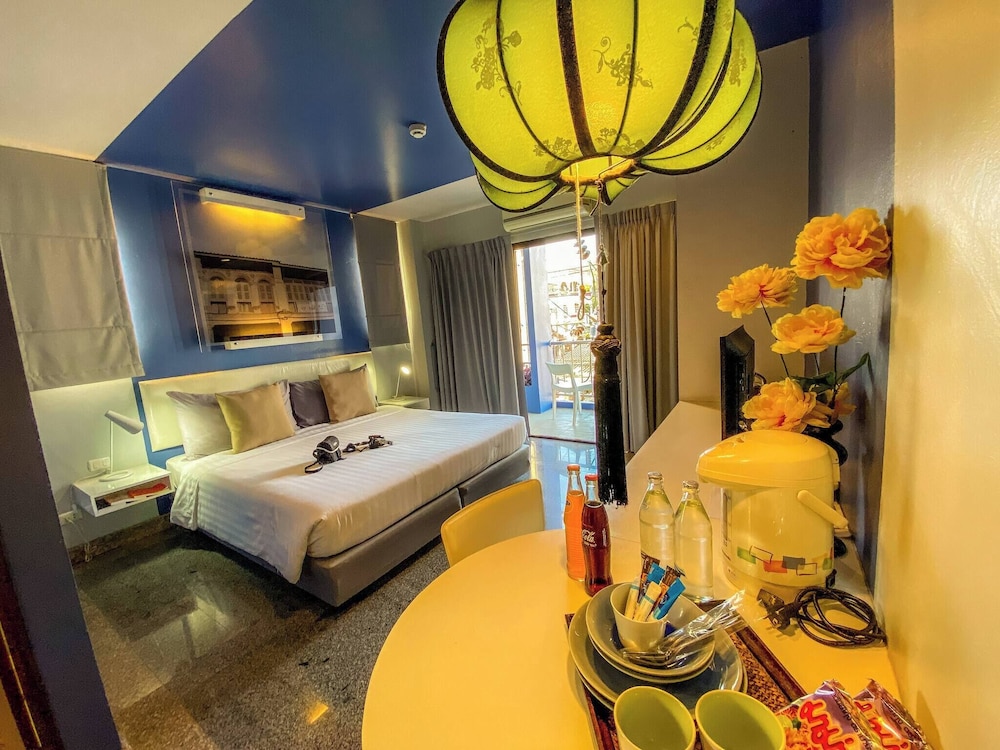 Room-hotel With Balcony in Phukettown