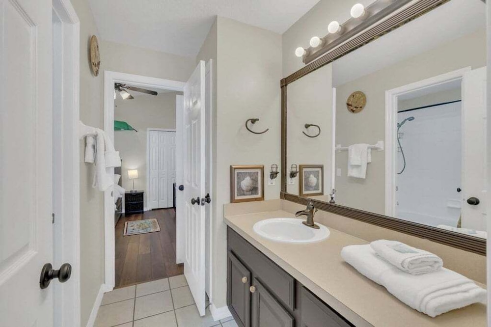 Large 4 bedroom Pool Home With Relaxing Vibes 4 Villa