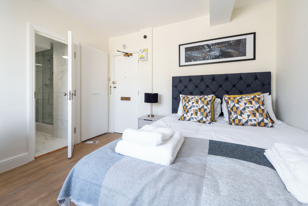 Apt 856 Chelsea Cloisters Sloane Avenue