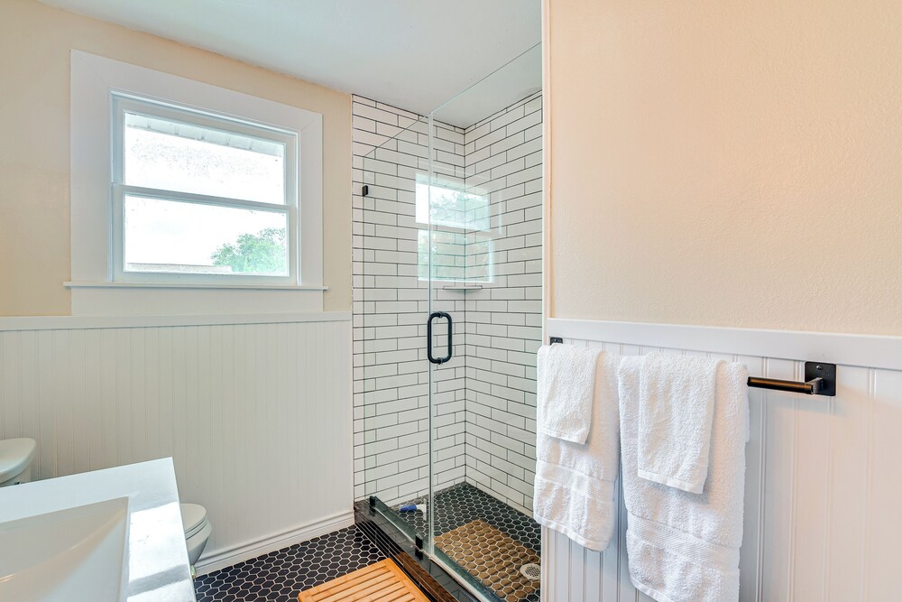 2 Mi to Pleasure Pier: Pet-friendly Gem w/ Yard