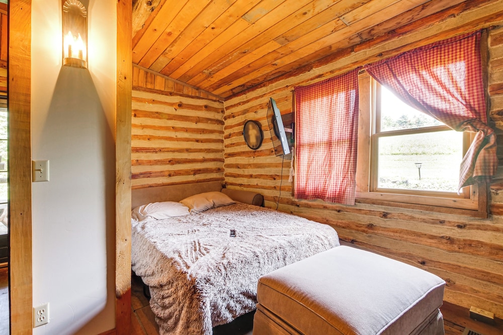 Handcrafted Log Cabin on 3 Acres: 14 Mi to Canton view 2