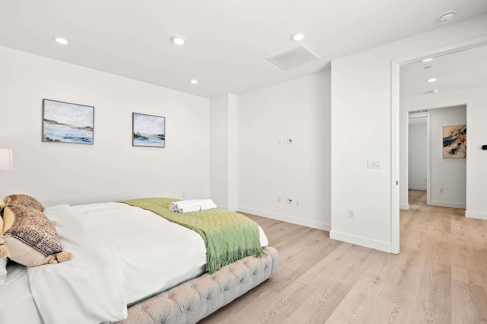 Stylish 3BR Oasis in Palm Desert Near El Paseo Zoo