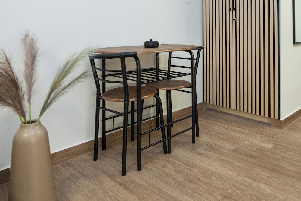 Fresh Modern 1 Bd Apt in Vibrant Patisia