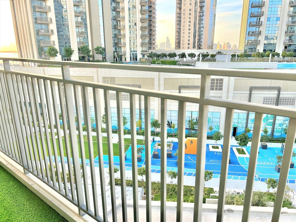 Elegant Stay: Balcony & Stunning Dubai Creek Views