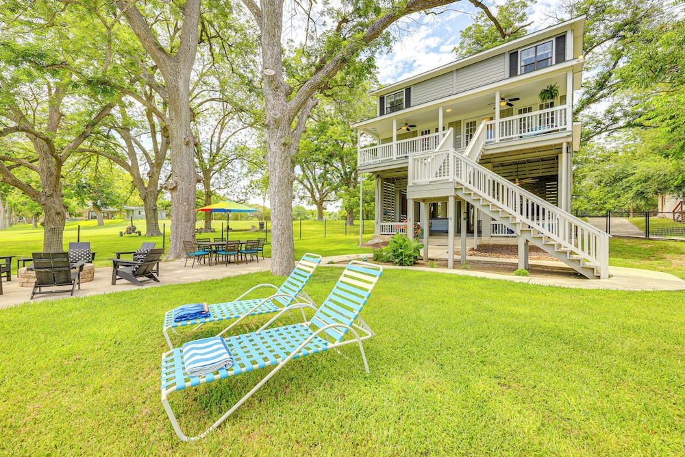 Mod on the Guad Home w/ Lake Mcqueeney Views!