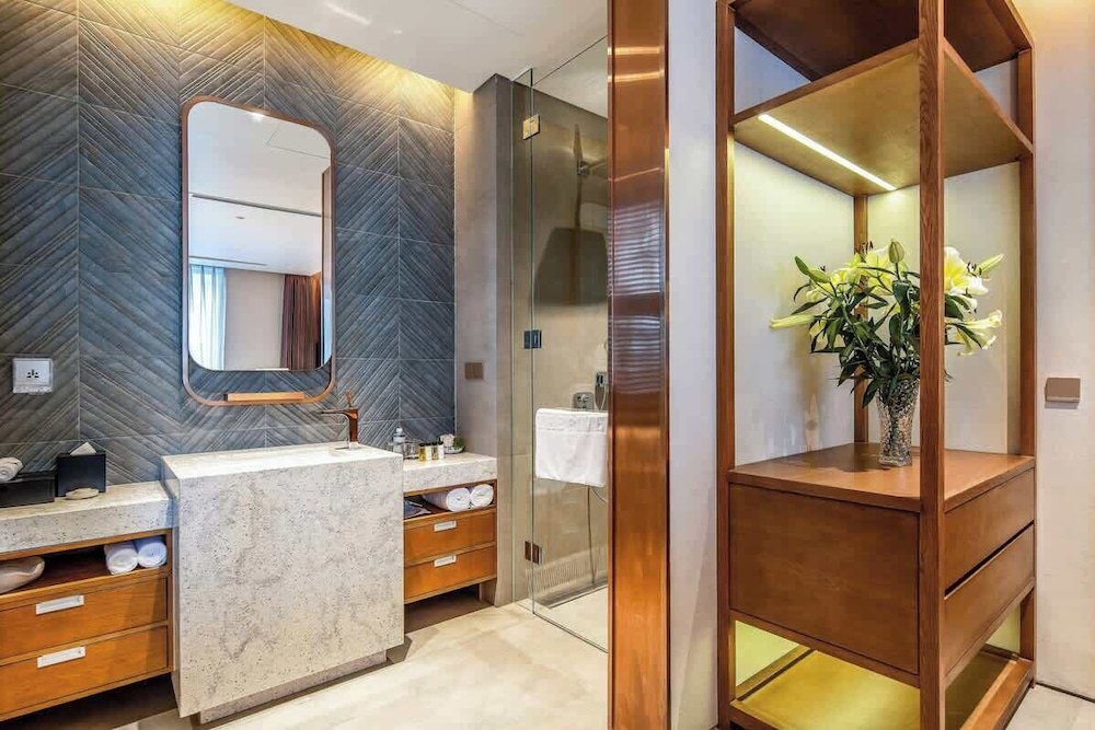 5BR Luxury Villa: Elite Services & Privacy