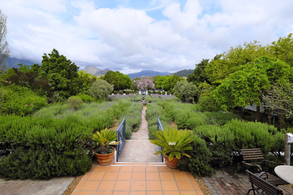 Chapter House Boutique Hotel 6