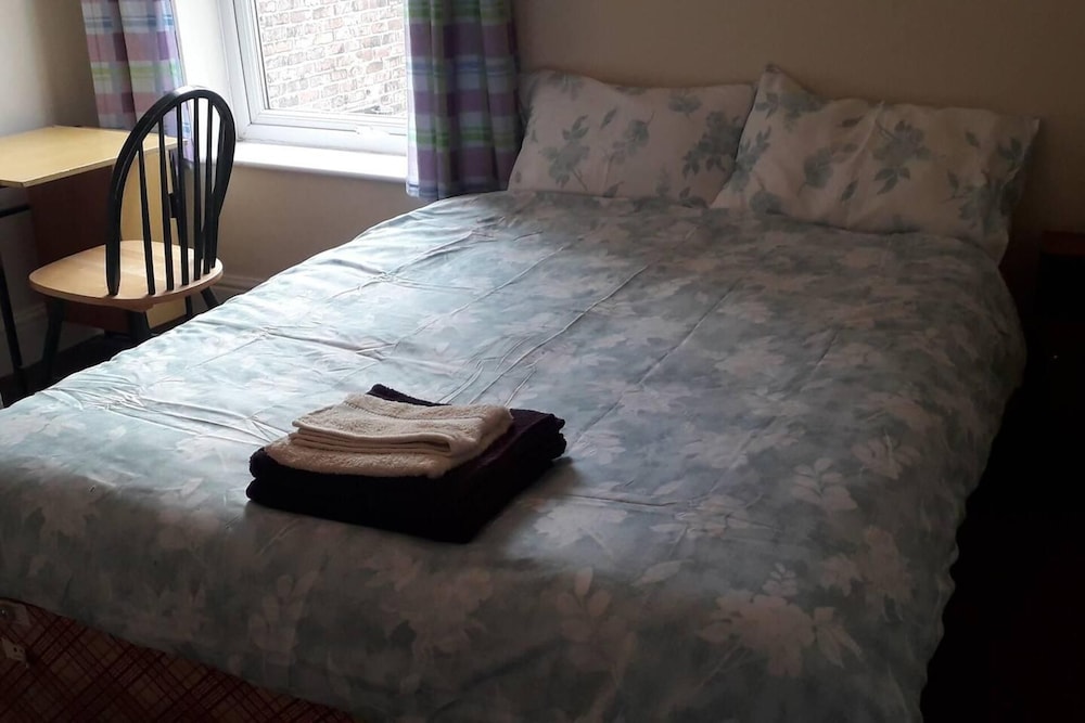 Grand 4-bed Quasi Semi House in Manchester view 3
