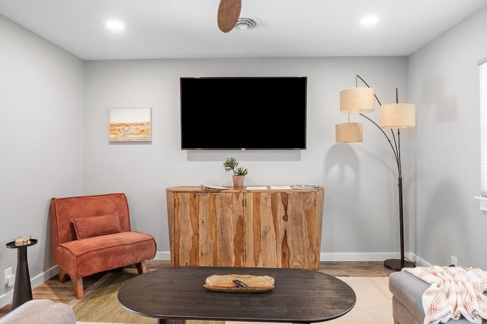 Zander Haus 3 Bedroom Home by RedAwning