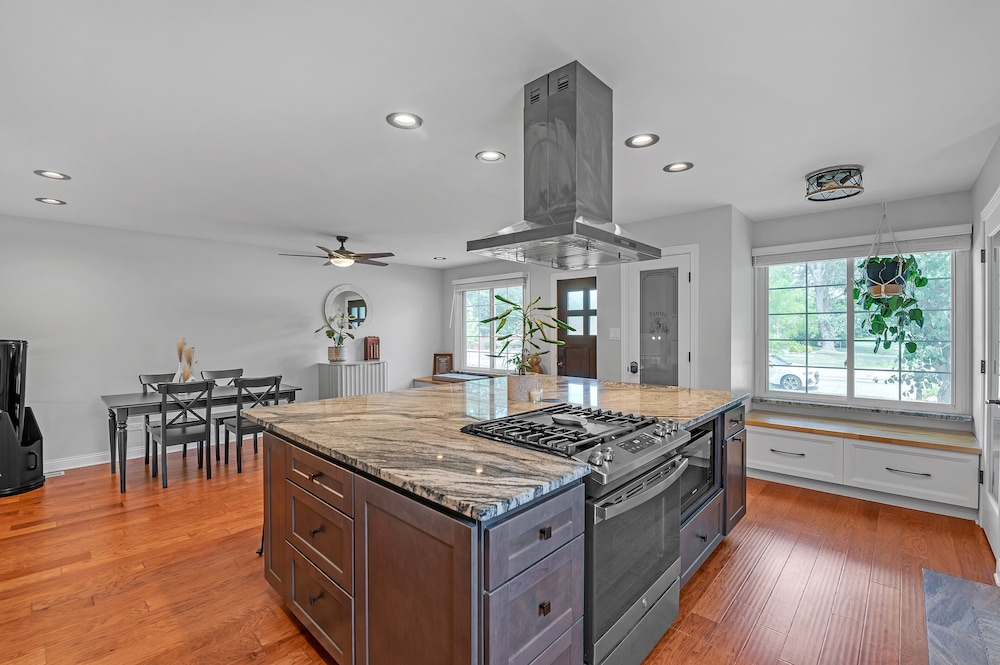 Modern Retreat With Private Pool & Yard 3 Bedroom Home