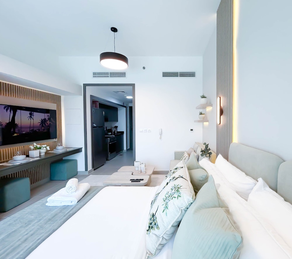 Urban Escape Studio Pool, Gym & Stylish Living