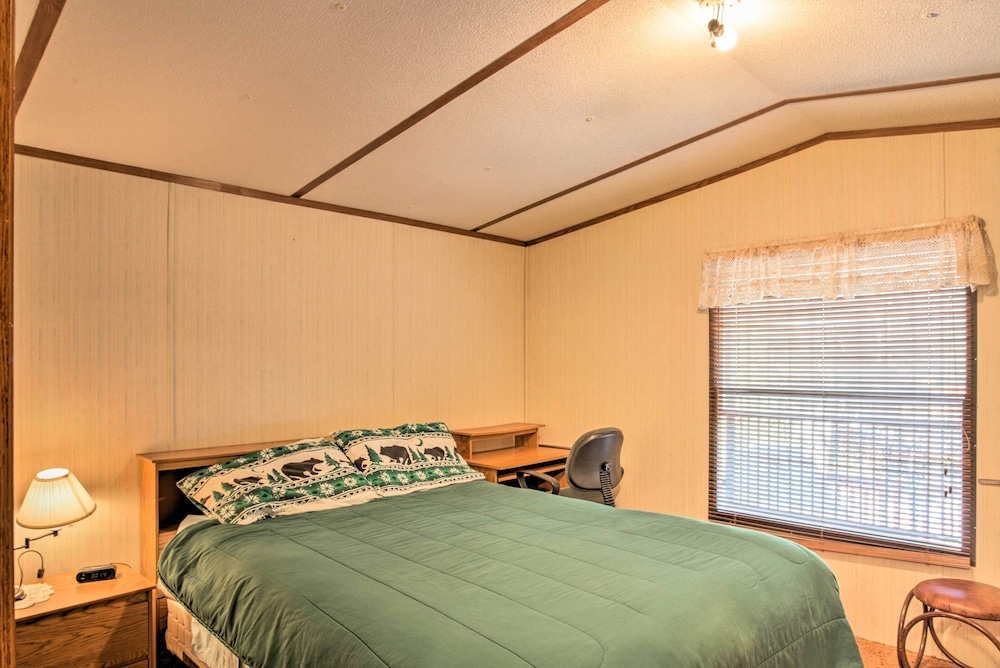 Cloudcroft Cabin w/ Deck: Near Skiing & Fishing!