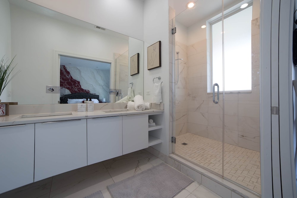 4-bedroom Condo Near Fulton Market w Rooftop