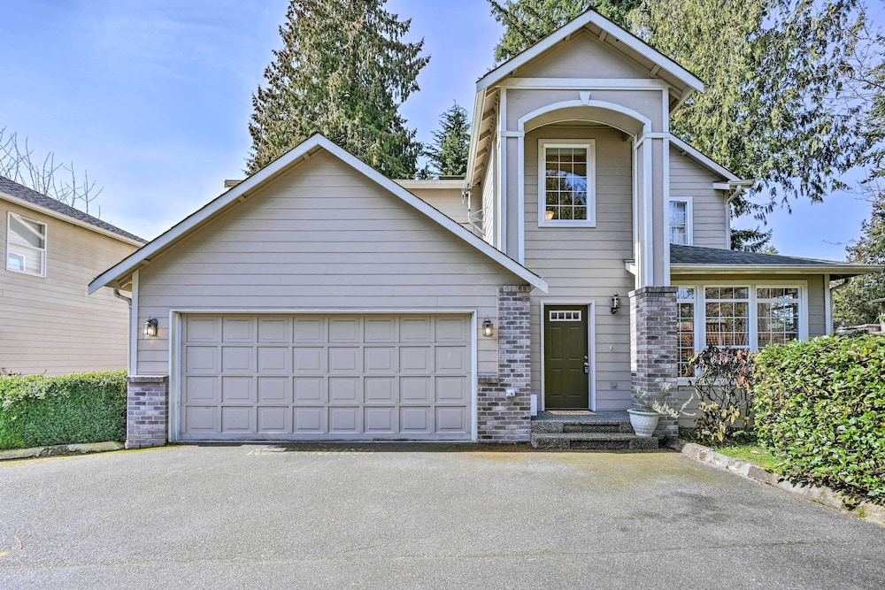 Welcoming Edmonds Vacation Rental w/ Fireplace!