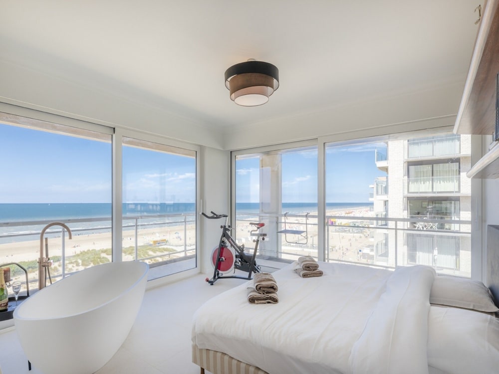 Apartment With Panoramic sea View in De Panne