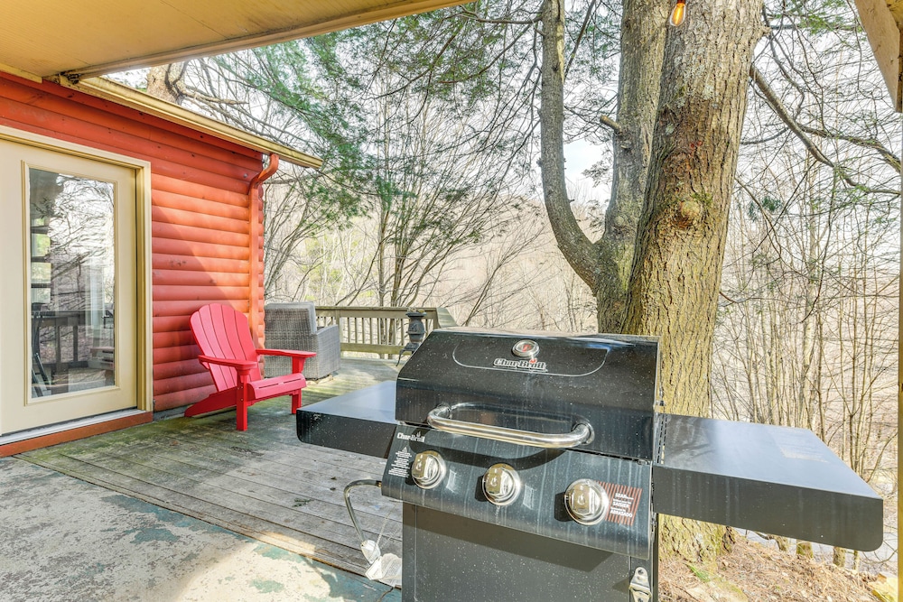 Hot Tub & Mountain Views: Waynesville Retreat!